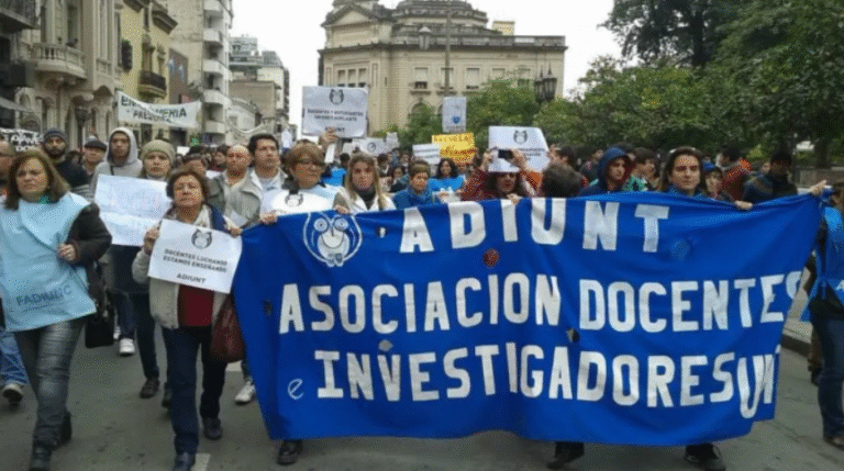 TUCUMAN: ADIUNT PARO DE 48 HS EN DEFESNSA A LA UNIVERSIDAD PÚBLICA