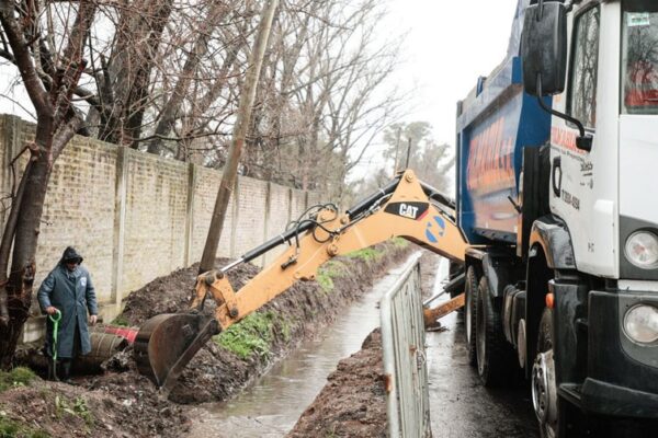 EL MUNICIPIO DE PILAR AYUDA A LOS BARRIOS LUEGO DEL TEMPORAL