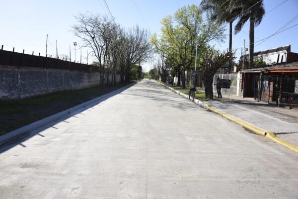 PROGRESAN LAS OBRAS DE PAVIMENTACIÓN EN EL BARRIO RODRÍGUEZ DE GRAND BOURG