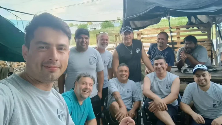 ILVA: A 180 DÍAS DE LOS DESPIDOS, EXTRABAJADORES SOSTIENEN EL ACAMPE