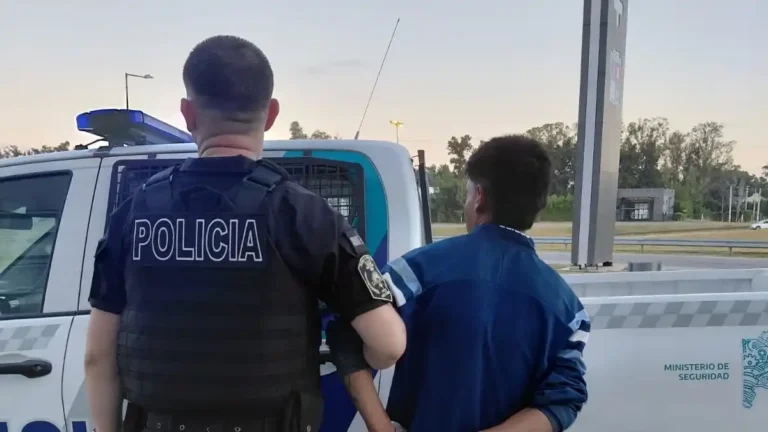 PERSECUCIÓN Y DETENCIÓN: INTENTÓ ESCAPAR EN UNA MOTO ROBADA Y CAYÓ