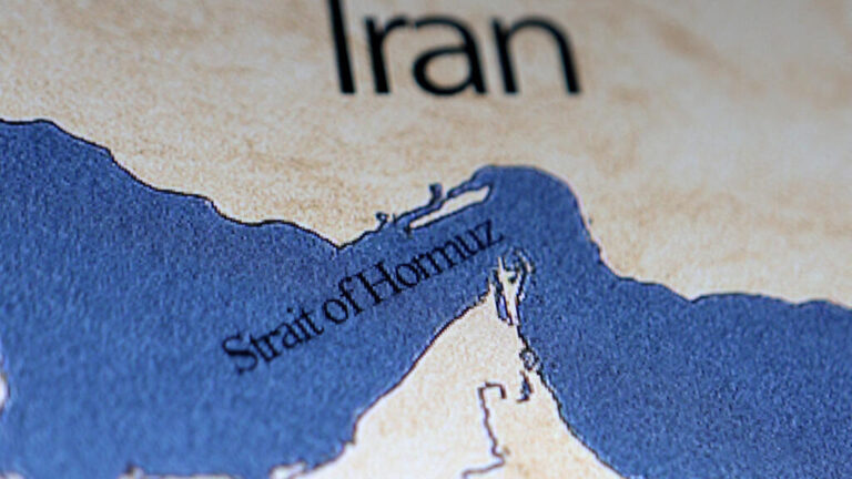 Irán anuncia el cierre de Ormuz y Estados Unidos lo desmiente