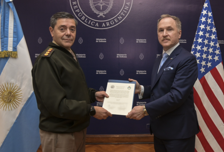 Combustible y drones: los ejes del nuevo acuerdo militar con Washington